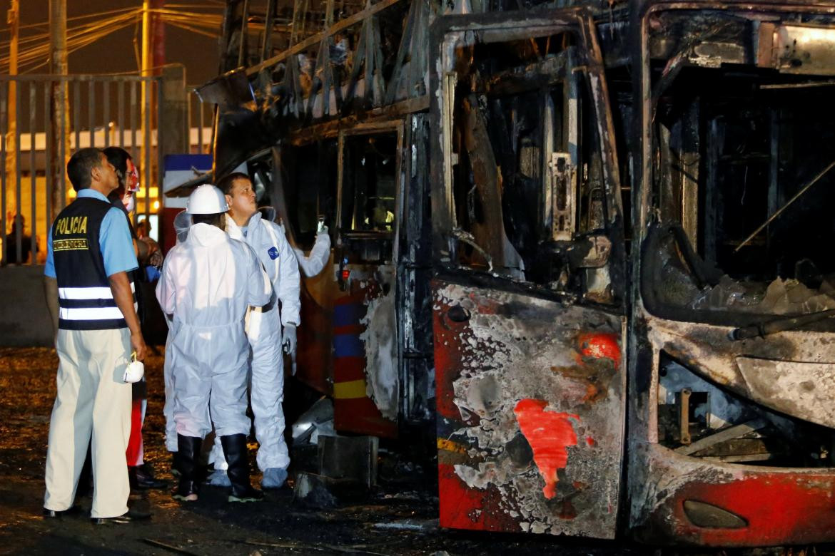 Incendio micro Lima - Reuters