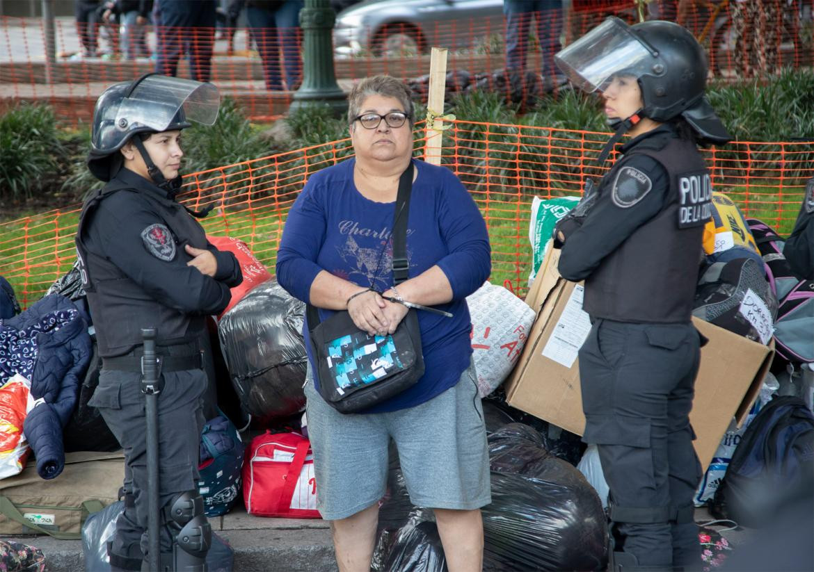 Marcha de gremios y pymes contra la política económica del Gobierno, mujer demorada, Desarrollo Social, NA	