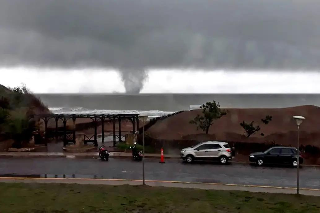 Mar del Tuyú: tromba marina sorprendió a vecinos y turistas, foto: Twitter	