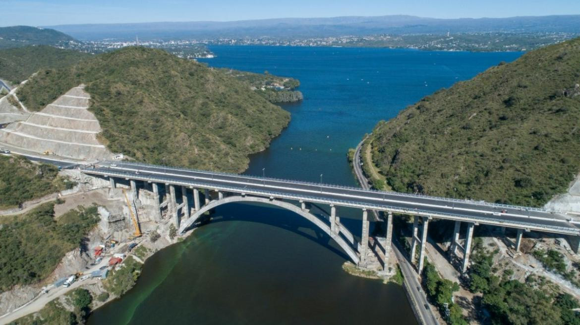 Se quiso sacar una selfie cerca del nuevo puente y cayó desde una montaña