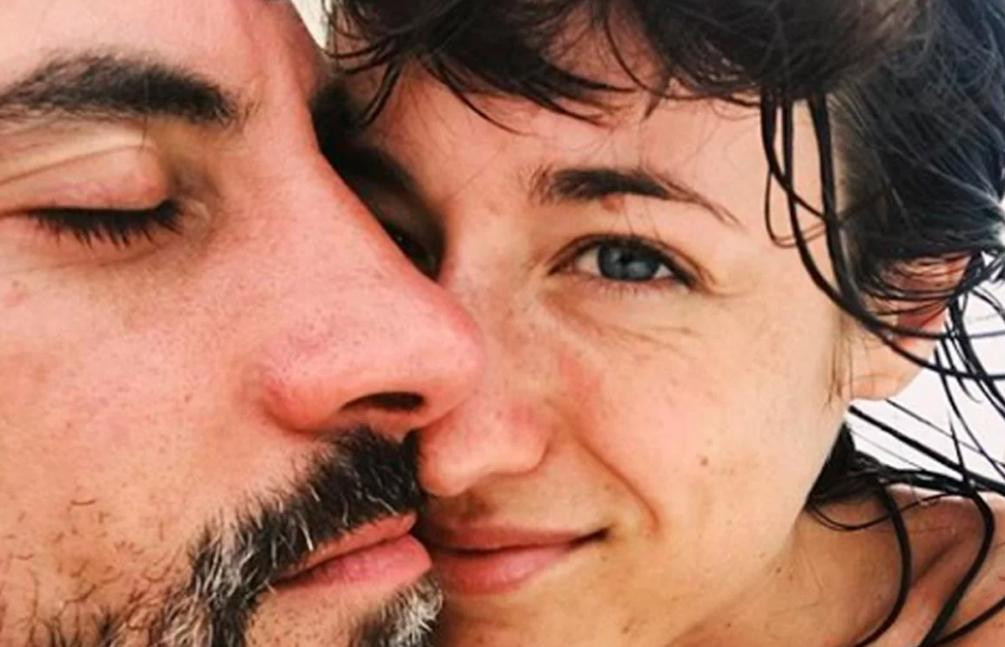 Camila Salazar y su novio desnudos en una playa