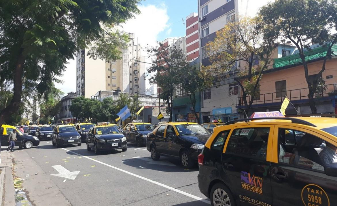Nueva protesta de taxistas contra Uber y Cabify en el centro porteño