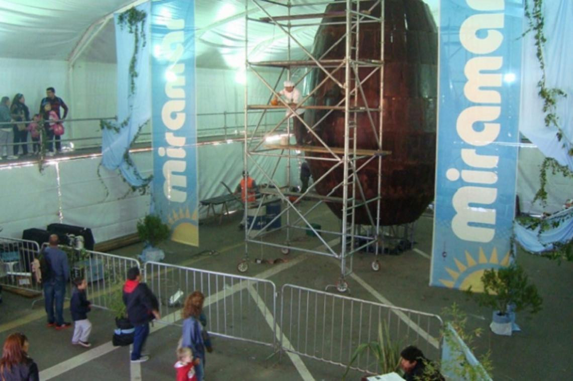 Fabrican en Miramar el huevo de Pascua más grande del mundo