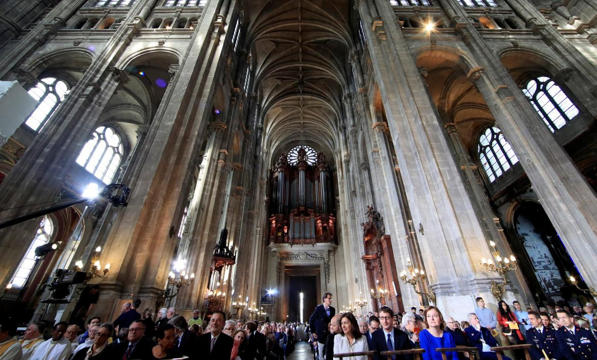 Domingo de Pascua en St. Eustache, días después de un incendio masivo que devastó gran parte de la estructura de la catedral gótica de Notre-Dame, en París, Reuters