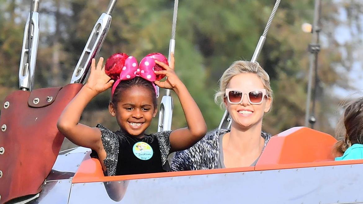 Charlize Theron confirma que su hijo Jackson es transgénero