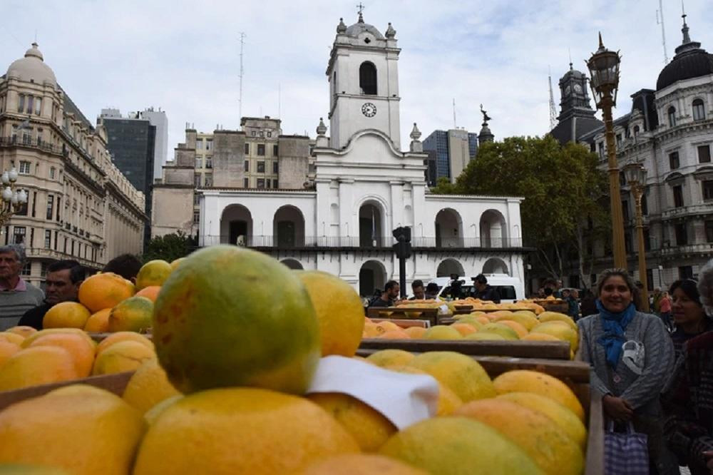 Verdurazo y frutazo en Plaza de Mayo, frutas y verduras