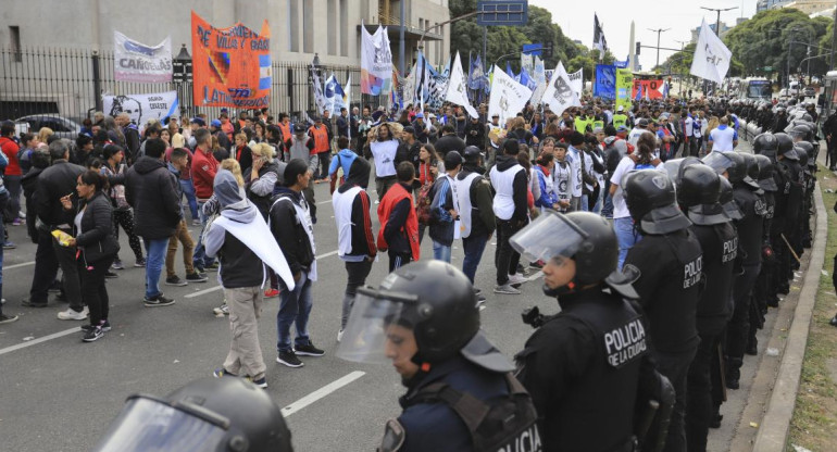 Tensión entre policías y manifestantes frente a Ministerio de Desarrollo Social, NA