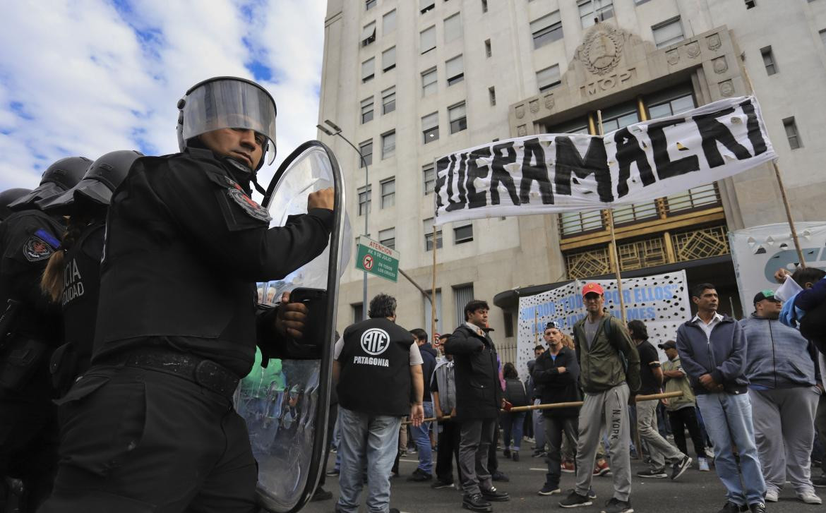 Tensión entre policías y manifestantes frente a Ministerio de Desarrollo Social, NA