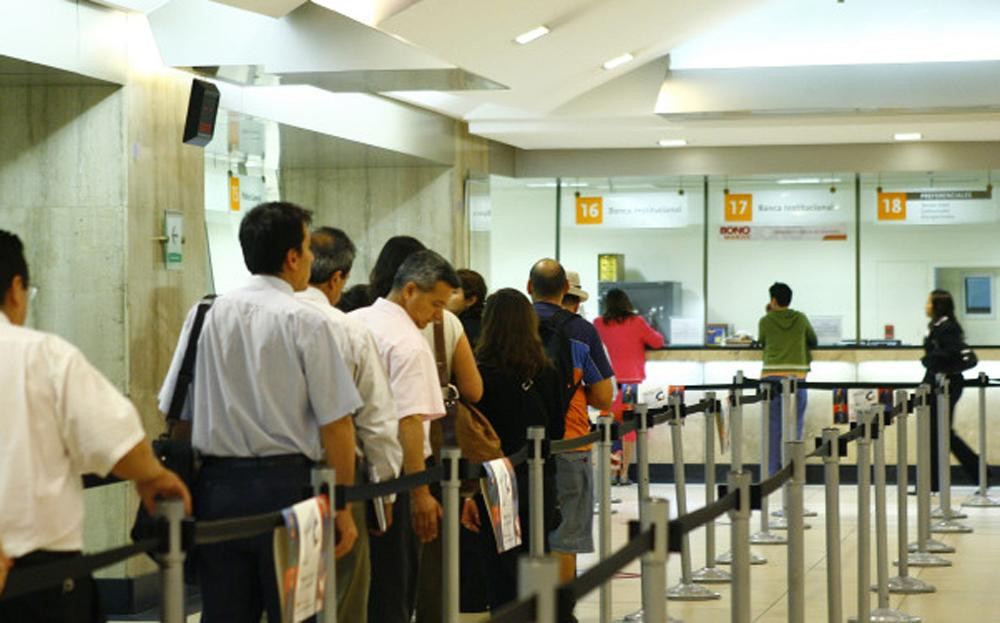 Gente en el banco, economía