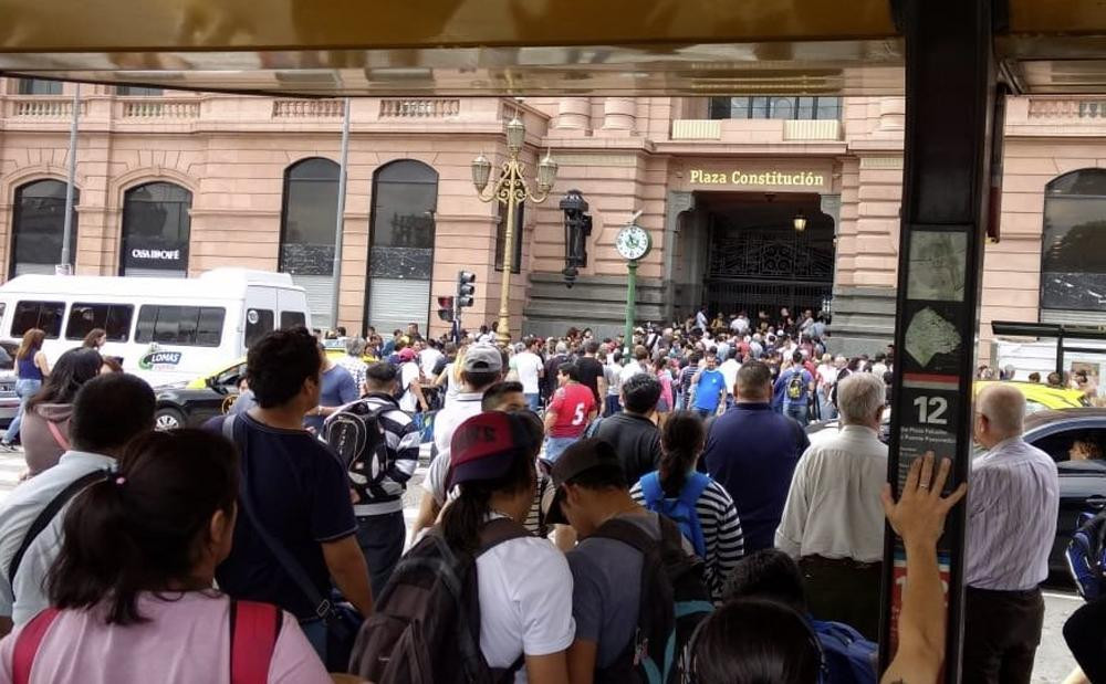 Amenaza de bomba en estación de trenes de Constitución, evacuación de pasajeros