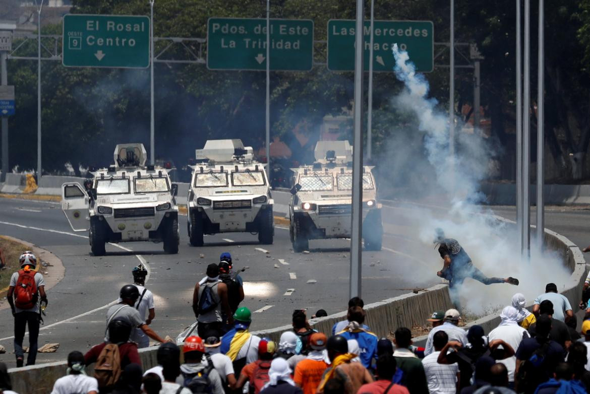 Tensión en Venezuela: militares anti Maduro liberaron a Leopoldo López, violencia, incidentes, Reuters