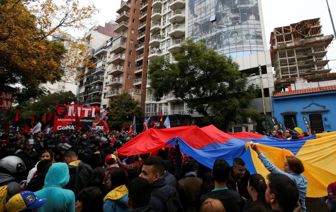 Tensión en la Embajada de Venezuela: piedrazos, gases lacrimógenos y heridos, Reuters