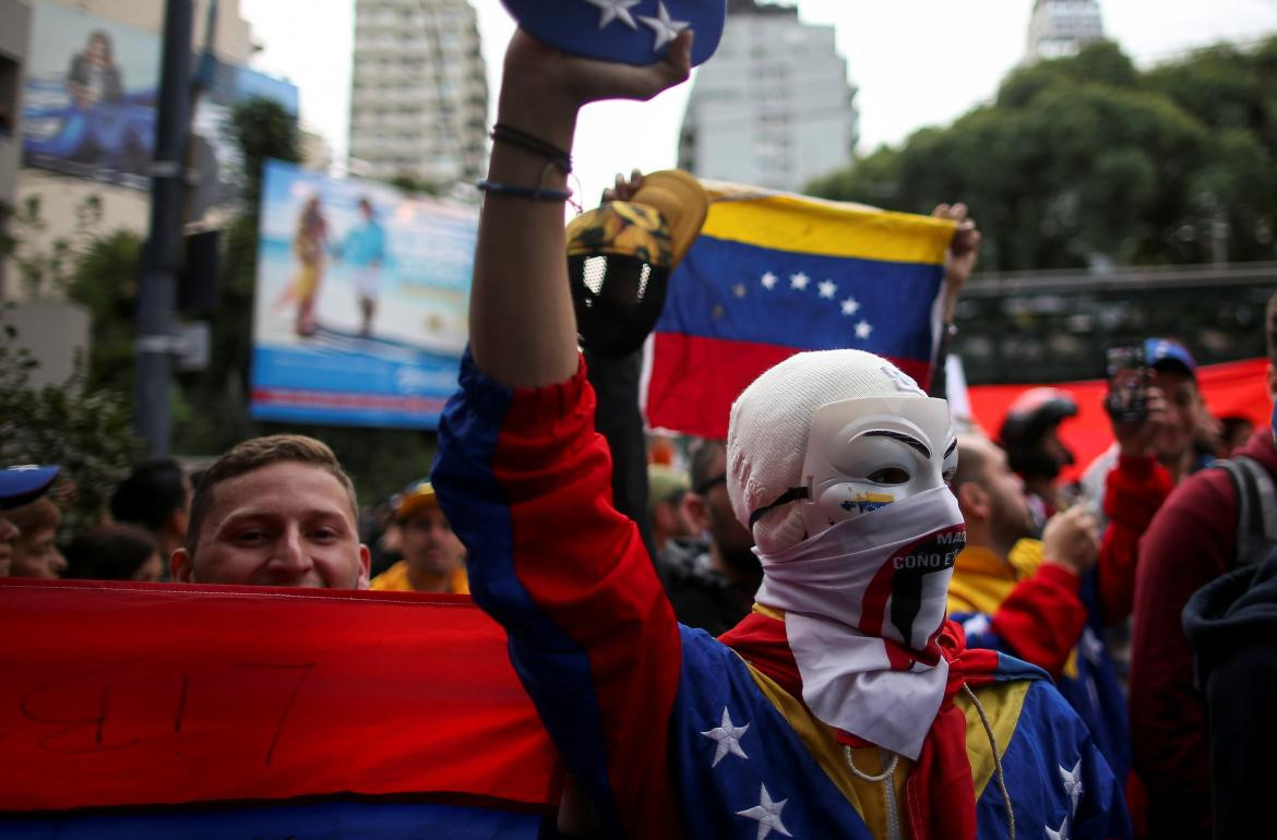 Tensión en la Embajada de Venezuela: piedrazos, gases lacrimógenos y heridos, Reuters