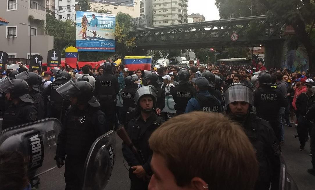 Tensión en la Embajada de Venezuela: piedrazos, gases lacrimógenos y heridos