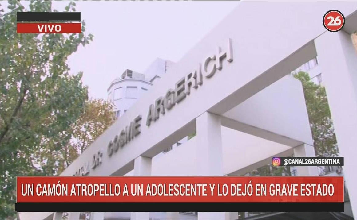 Camión atropelló a joven en La Boca y pelea por su vida (Canal 26)