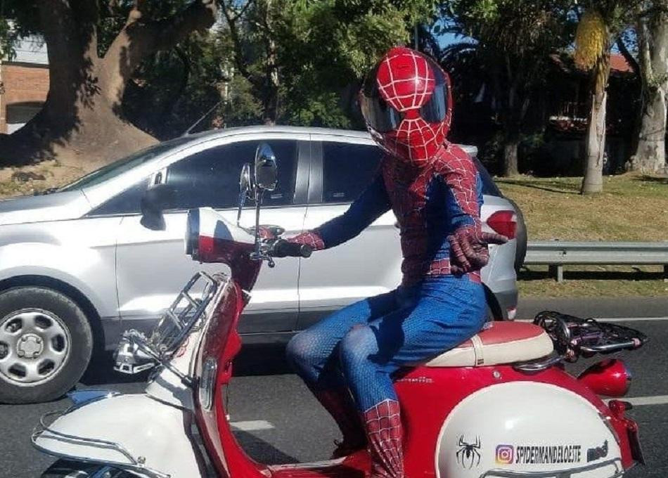 Spiderwest: el Hombre Araña de zona oeste que alegra a los chicos