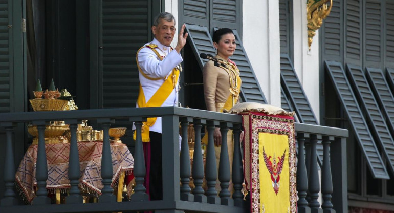 El recién coronado rey Maha Vajiralongkorn y la reina Suthida de Tailandia se ven en el balcón de Prasad Hall en Bangkok, Reuters