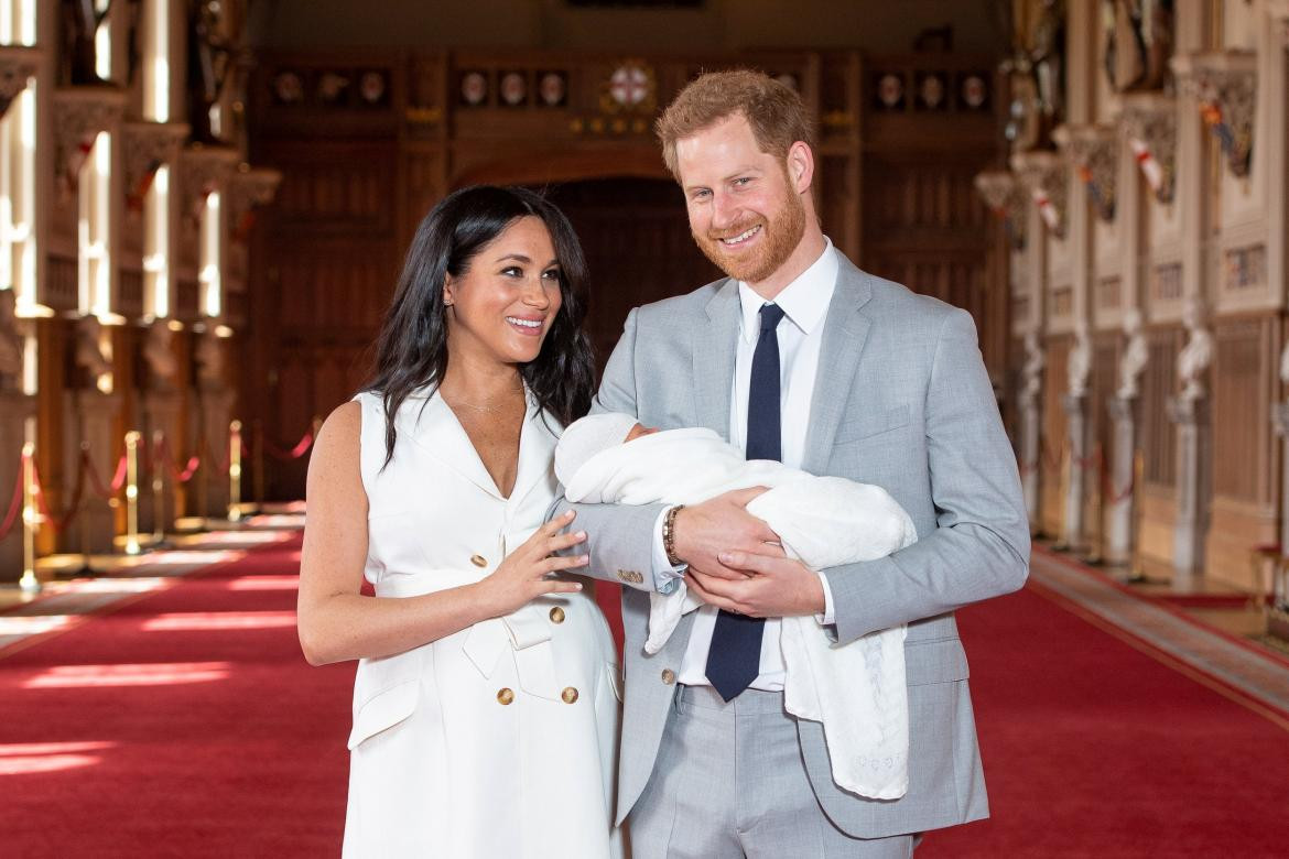 Meghan Markle y Príncipe Harry con su hijo - Reuters