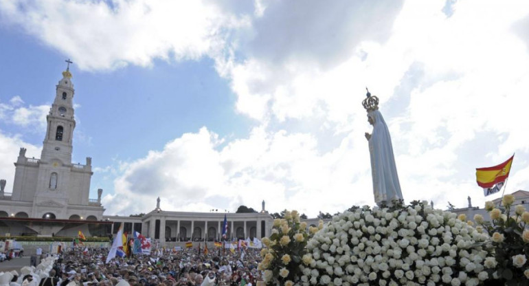 Miles de fieles conmemoran el 102 aniversario la aparición de la Virgen de Fátima