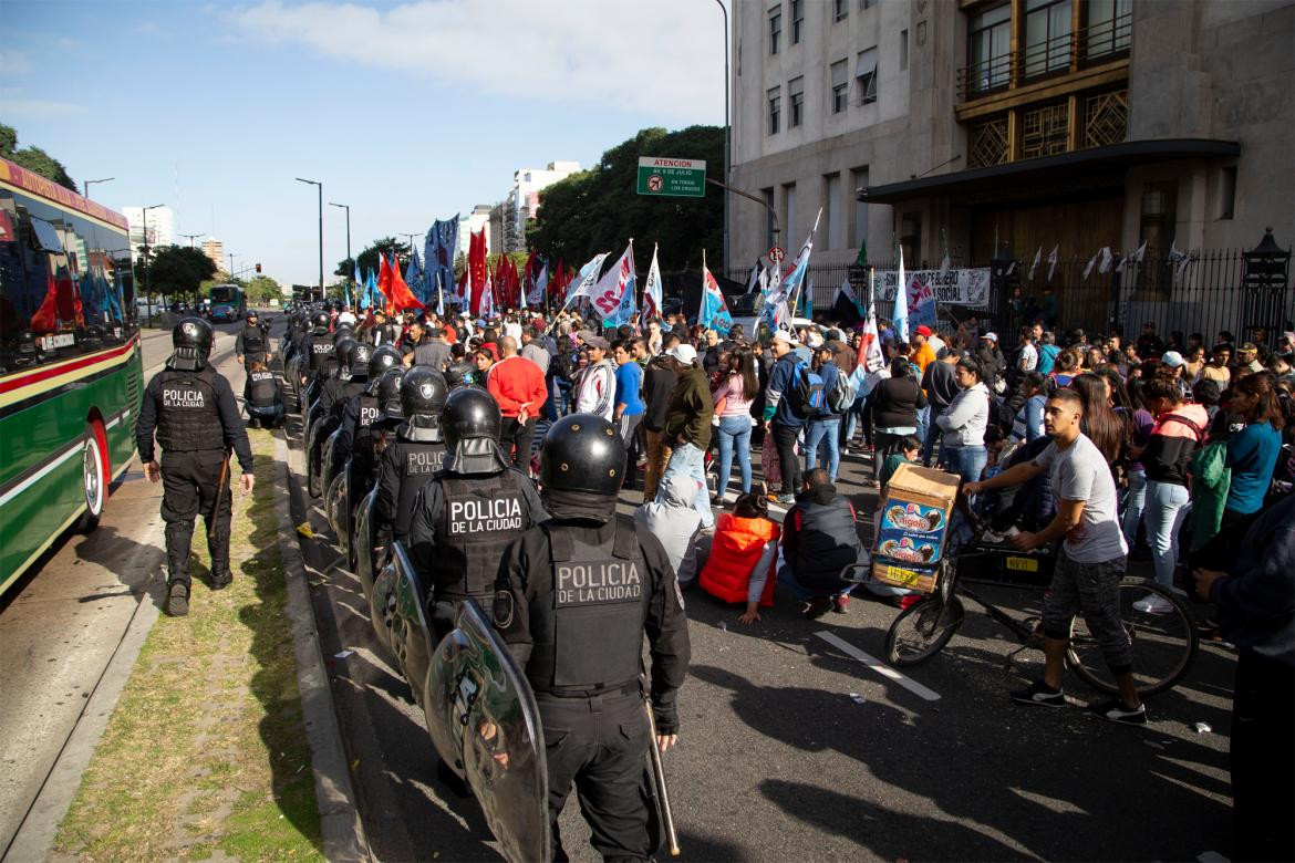 Corte y manifestación en 9 de Julio frente al Ministerio de Desarrollo social, NA