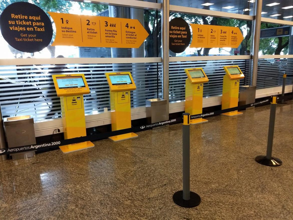 Protesta en Aeroparque de taxistas 