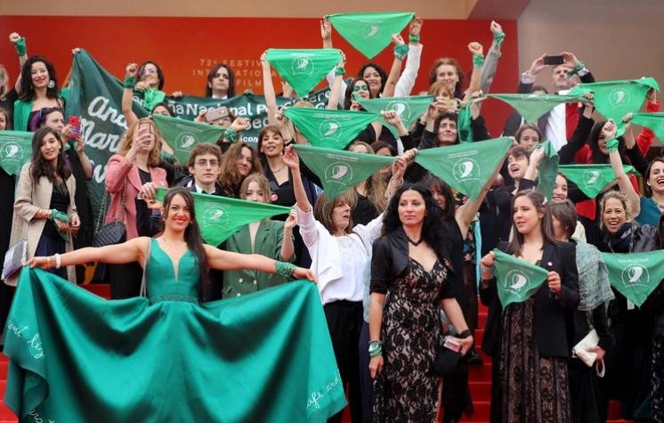 Actrices argentinas con pañuelo verde por aborto legal en alfombra roja de Cannes