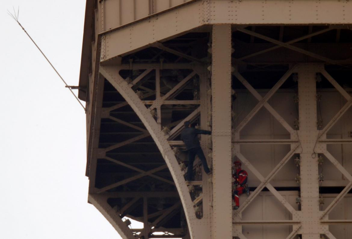 Hombre escala la Torre Eiffel - Reuters