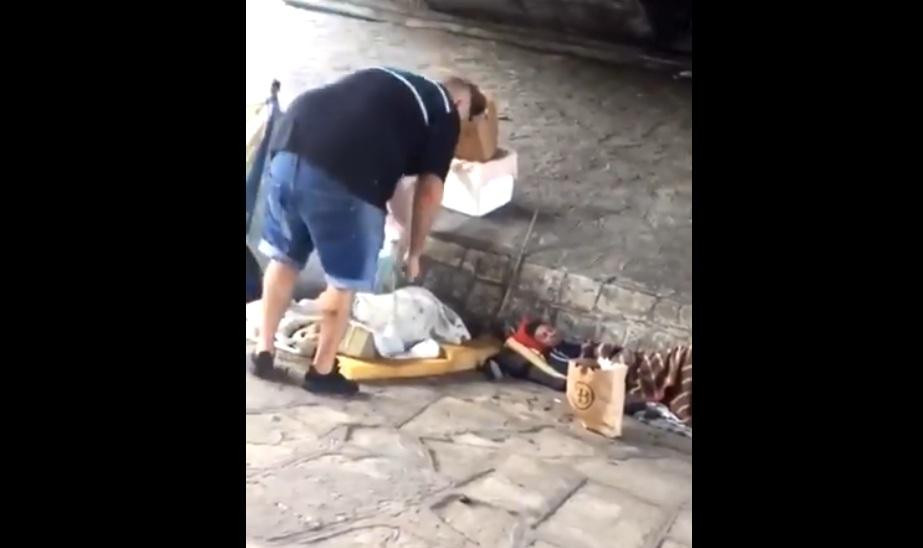 Video aberrante: hombre quema a dos personas en situación de calle en Mataderos