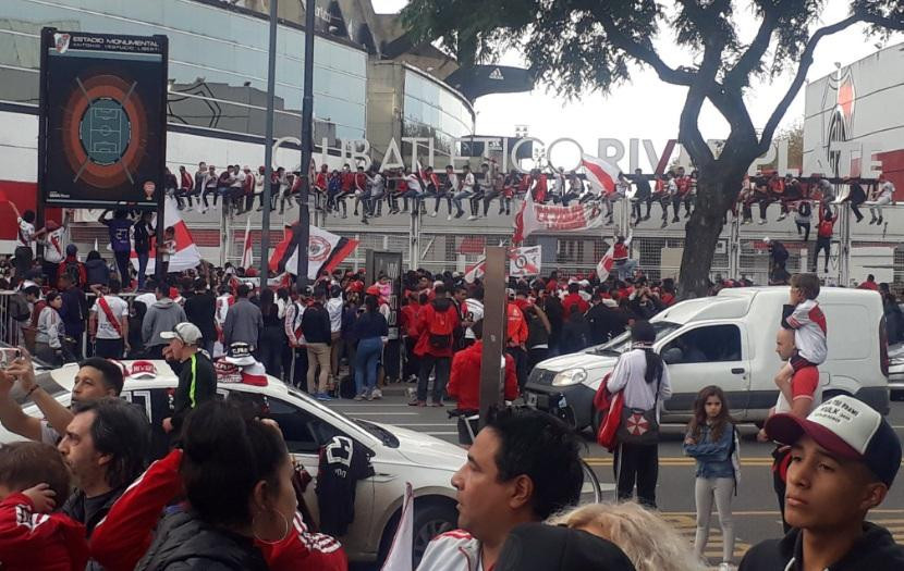 Hinchas de River en el Monumental para estreno de Mural de Campeones de América