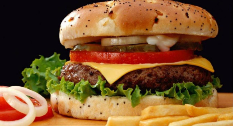  la hamburguesa se dio a conocer en América, fue en la World Fair de 1904 en St. Louis Estados Unidos.