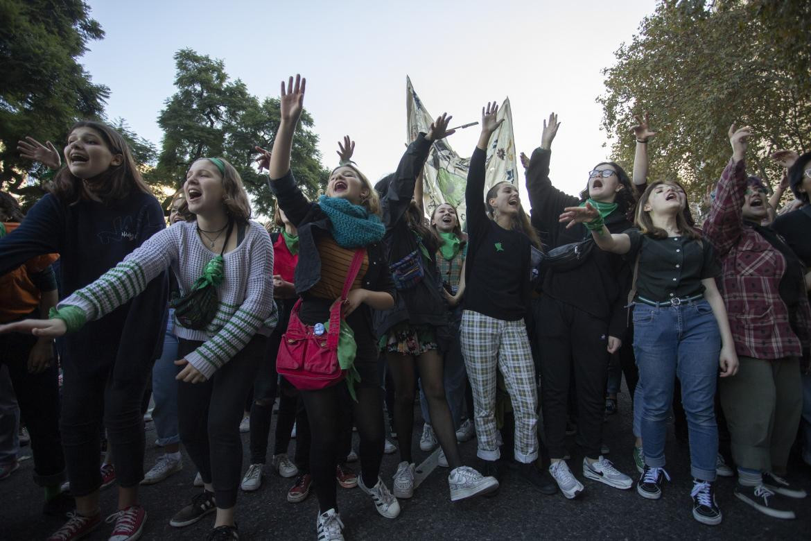 Una multitud de mujeres se concentraba esta tarde en las inmediaciones del Congreso nacional a la espera de la presentación del proyecto de interrupción voluntaria del embarazo, NA