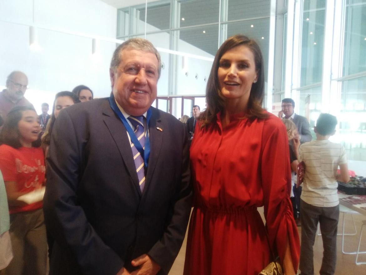 El Embajador argentino ante España, Federico Ramón Puerta junto a la Reina Doña Letizia