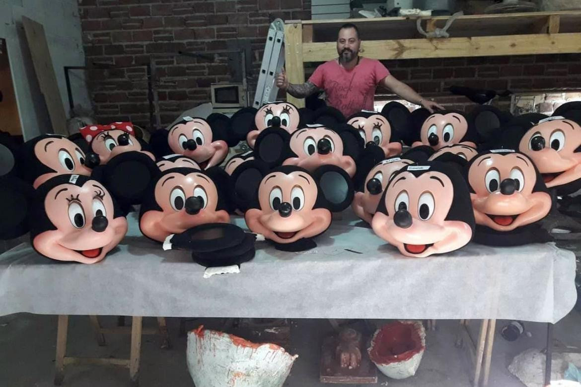 El cordobés que creo la máscara de Mickey mas fea del mundo y ahora es un éxito