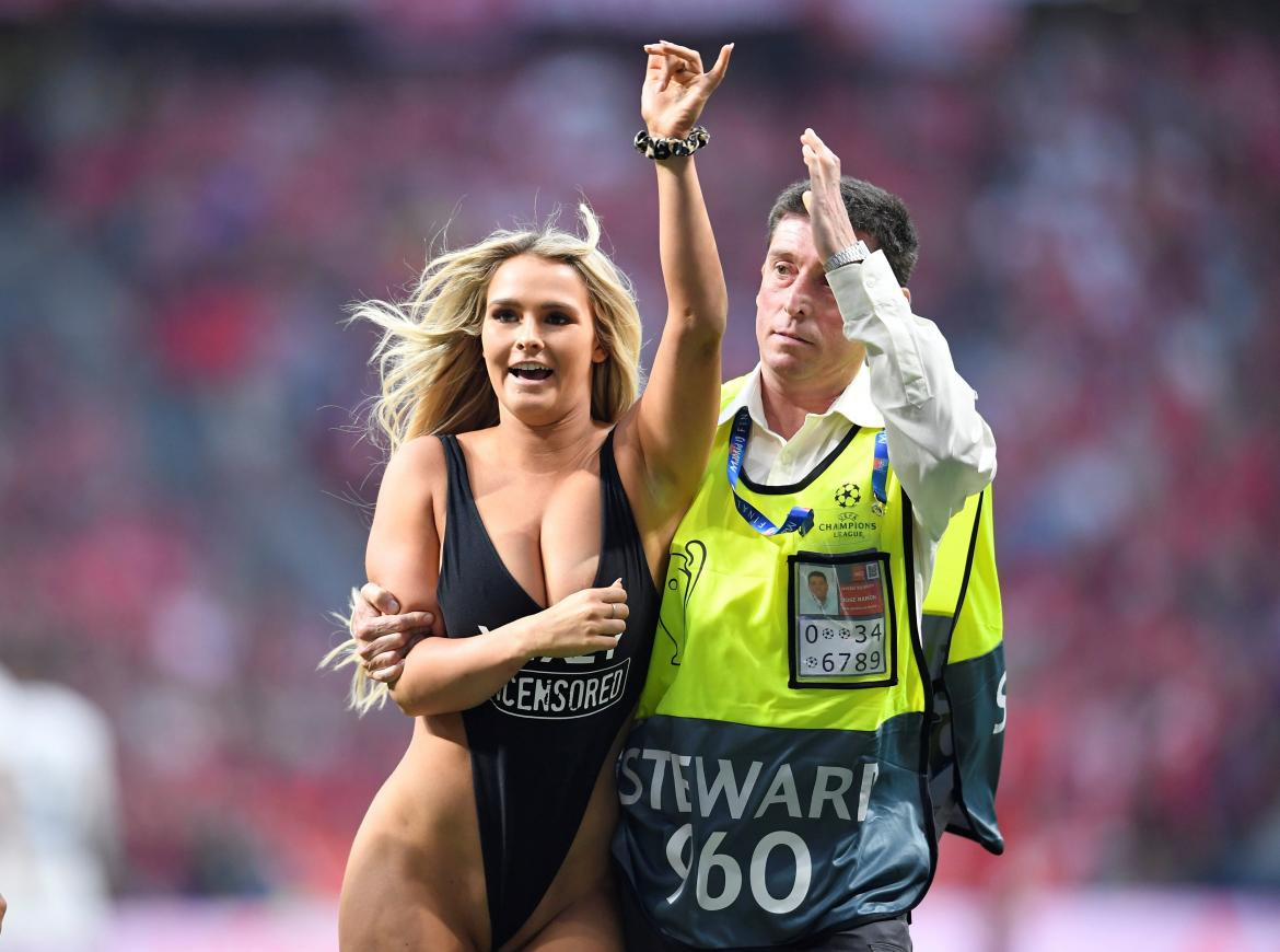 Mujer semidesnuda entró a la final de la Champions League (Reuters)