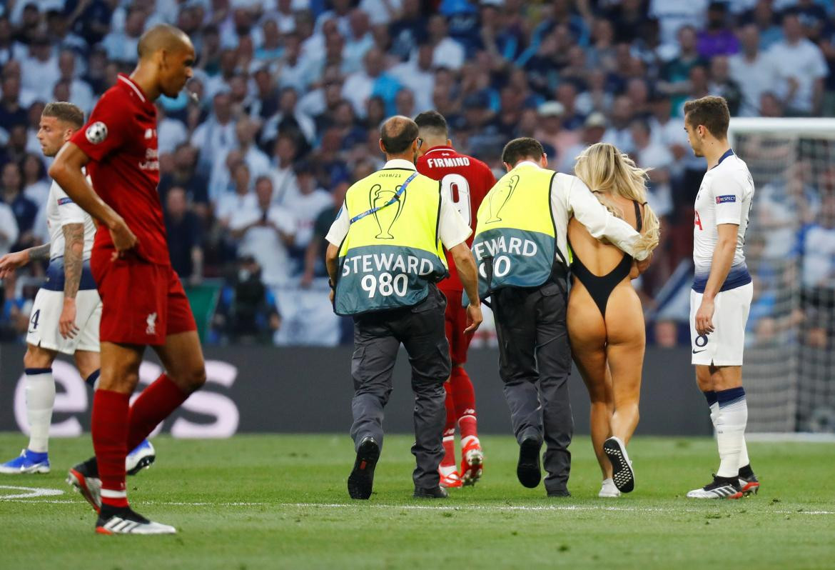 Mujer semidesnuda entró a la final de la Champions League (Reuters)