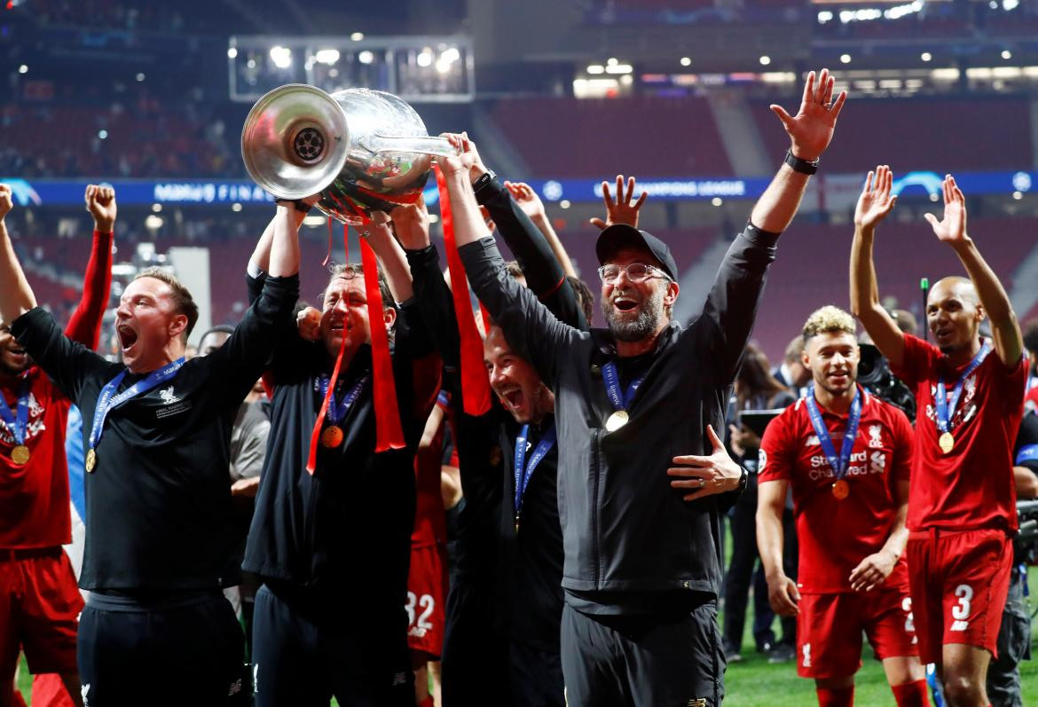 Jürgen Klopp, técnico del Liverpool, con la Champions League (Reuters)