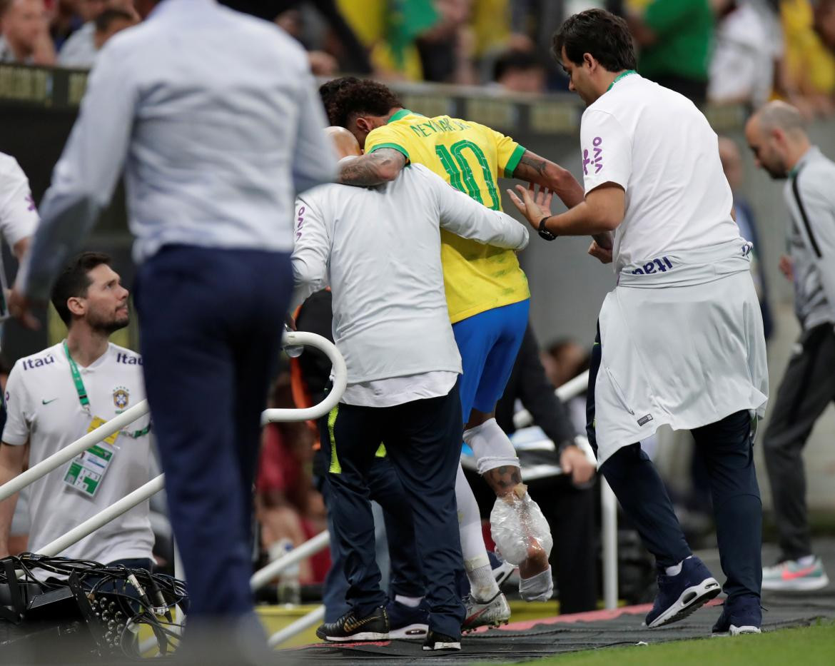 Lesión de Neymar ante Qatar en su tobillo (Reuters)