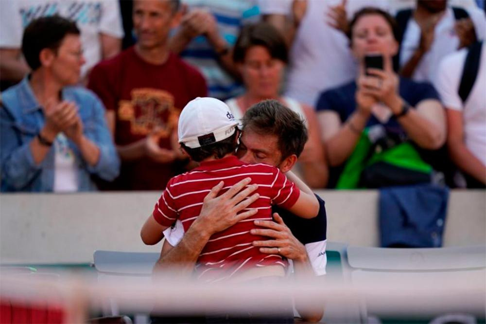 La perlita de Roland Garros: el retiro del tenis de Nicolás Mahut con el abrazo de su hijo	