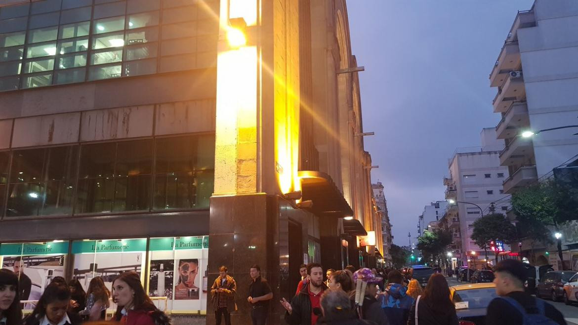 Evacuaron el Shopping Abasto por una amenaza de bomba