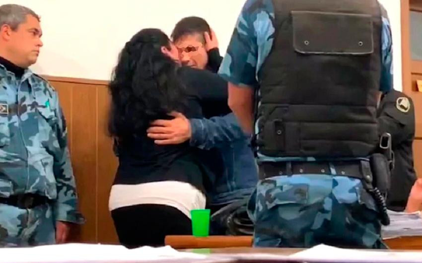 Mujer abrazó y perdonó al asesino de su hijo