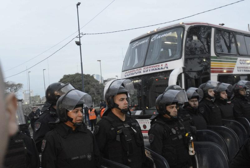 Salida de micro de Terminal de Retiro tras corte de vecinos del Barrio 31