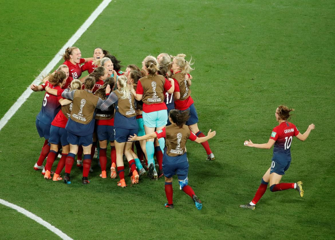 Mundial Femenino 2019: Festejo de Noruega tras eliminar a Australia (Reuters)