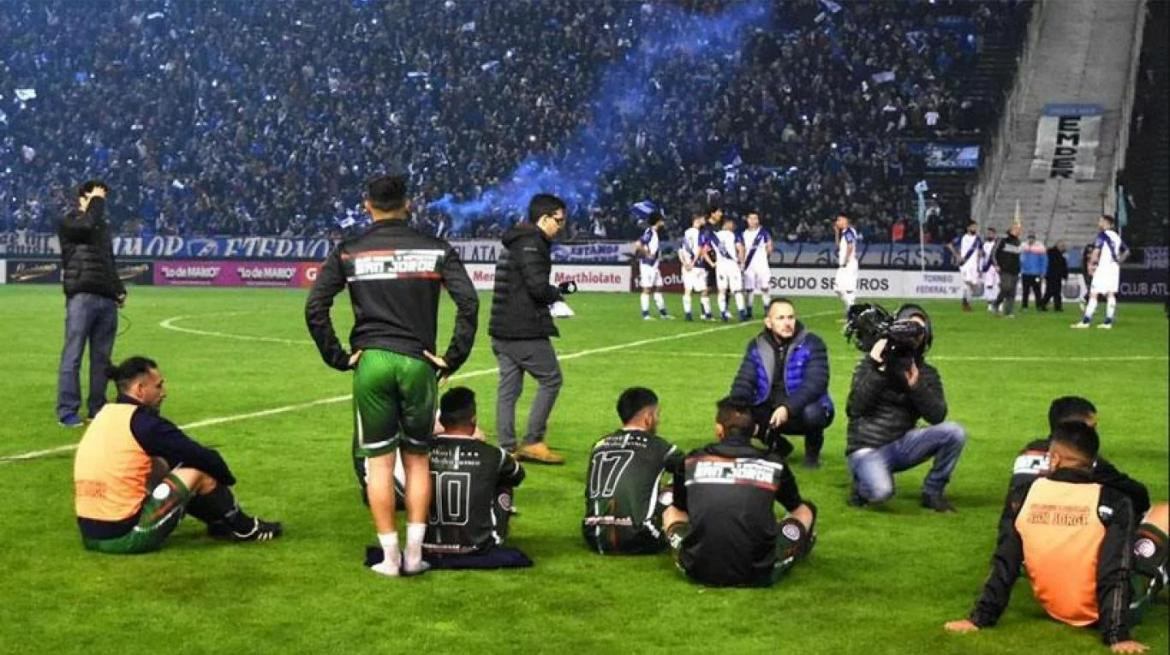 Protesta de jugadores de San Jorge contra Alvarado, arbitrajes en el ascenso, fútbol de ascenso, deportes