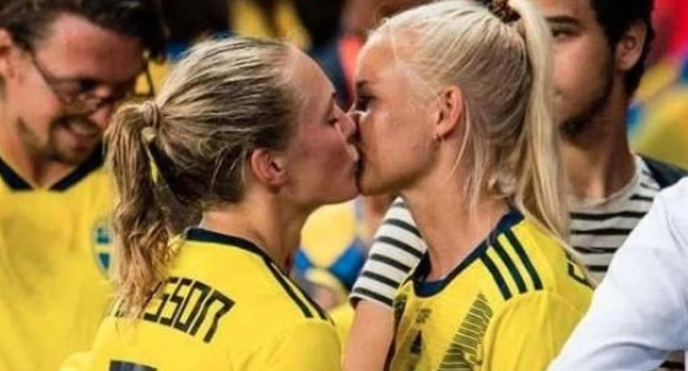 Beso en el Mundial Femenino entre Magdalena Eriksson y Pernille Harder de Suecia