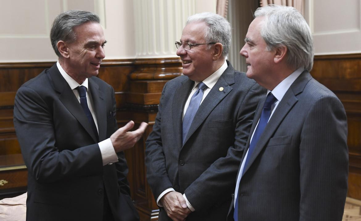 Los senadores Miguel Angel Pichetto y Federico Pinedo durante la entrega de la Mencion de Honor Senador Faustino Domingo Sarmiento del Senado de la Nacion al rector de la Universidad de Buenos Aires, Alberto Barbieri, NA