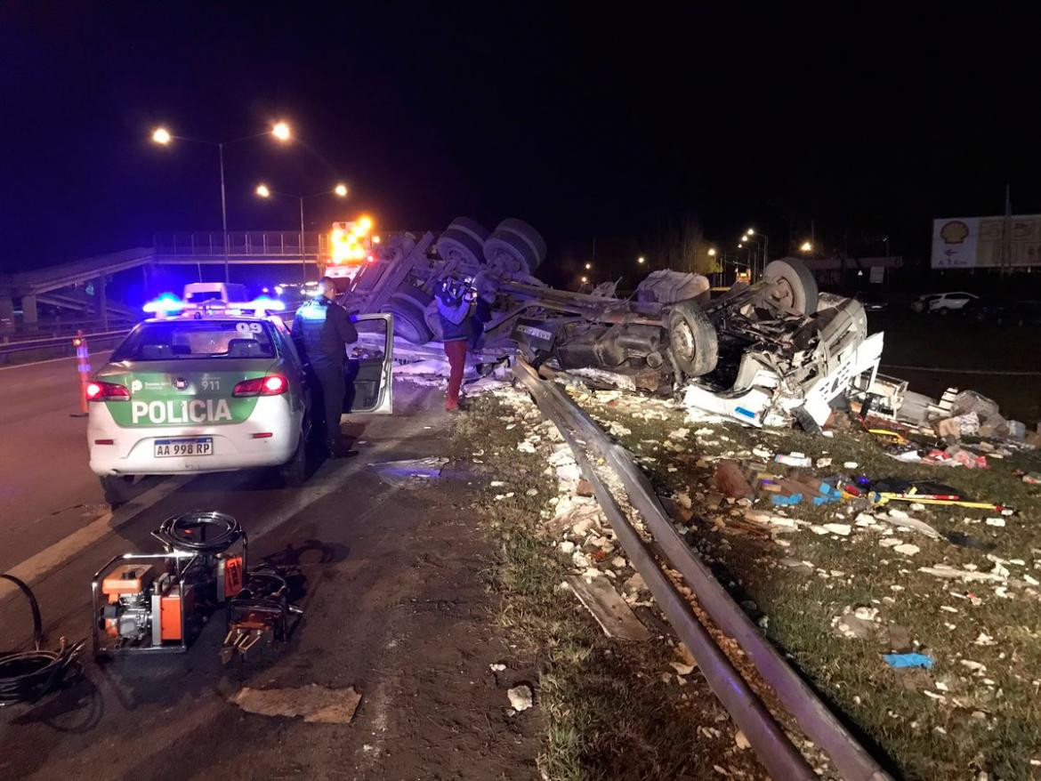 Vuelco fatal en la Panamericana, murió el conductor de un camión, accidente de tránsito