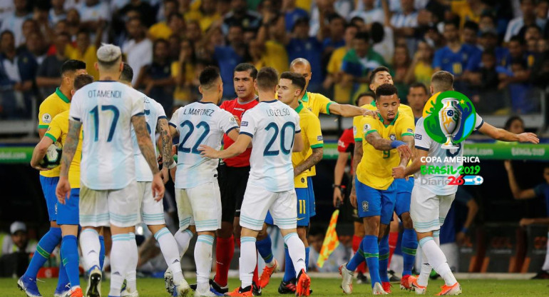 Polémico arbitraje de Zambrano en el duelo entre Argentina y Brasil por Copa América (Reuters)