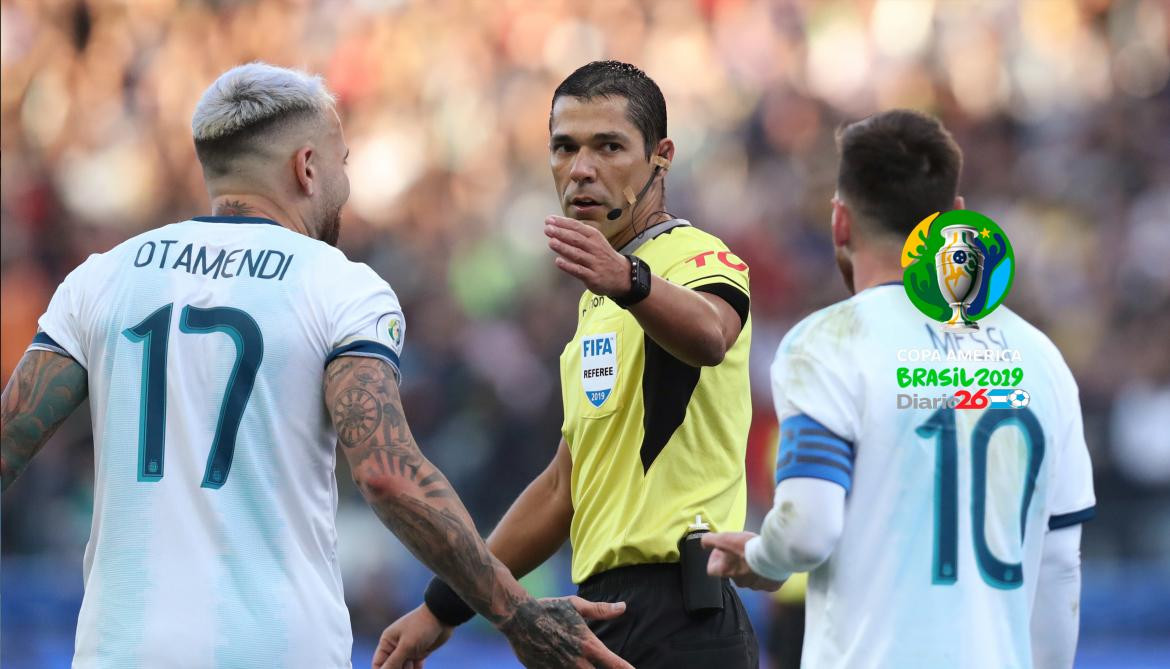 Nicolás Otamendi en la expulsión de Messi ante Chile por Copa América (Reuters)