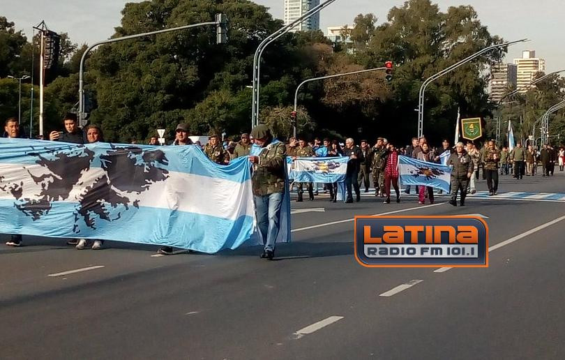 Veterano de Malvinas, desfile patrio - Radio Latina