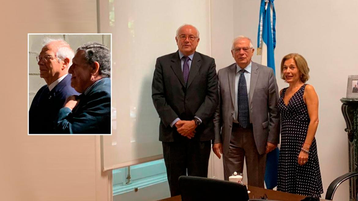 Ramón Puerta junto a Josep Borrell, quien adoptó la nacionalidad argentina	